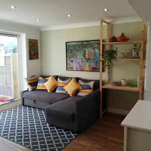  Holiday home Spacious Townhouse With Sea Views Near Cardiff